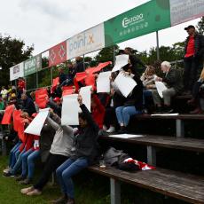 O živý barevný obraz se pokusili diváci na části tribuny jih Slavie Praha