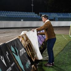 Generální sekretář České rugbyové unie v roli řemeslníka upevňuje napáleným míčem do reklam a následně protržené reklamy