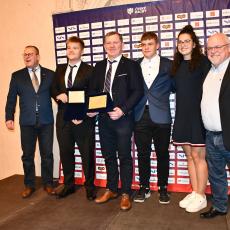 Všichni, co mají něco společného s rozhodčími třeba jen synka, se po předání plaket ze všech anket sešli na podiu a takhle se alespoň ti starší smáli