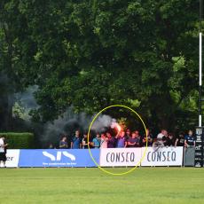 Pyrotechnici z Říčan zapálili dýmovnici snad, aby vyznačili, jakým směrem mají pokládat pětky