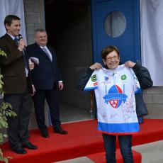 Předsedova maminka Olga Frydrychová převzala dres Říčan a sklidila potlesk určený celé rodině