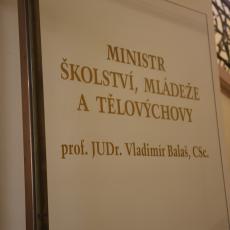 Dvéře vedoucí ke schodišti do budovy ministerstva od roku 1992 už mají jednadvacáté jméno šéfa úřadu