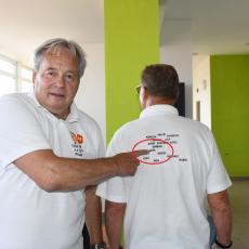 Na zádech památečných triček si můžete přečíst celou sestavu, která v roce 1968 hrála proti Francii. Jaromír Kourek ukazuje, že je tam jeho jméno