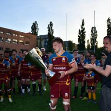 Vysočanský pohár od místostarosty Prahy 9 převzal po derby kapitán Sparty Ondřej Bejček
