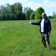 Tady se v minulém století na Slavíkových ostrovech v Přelouči hrálo ligové ragby na úrovni. Nyní na louce poletují motýli