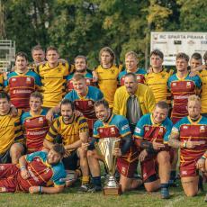 Společná fotografie aktérů derby pořízená objektivem, jemuž fotografové říkají dlouhé sklo