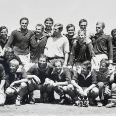 Tým Dukly Přelouč po vítězném utkání v roce 1970 radostně naladěný