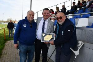 Václav Čermák převzal plaketu dokumentující, že se stal členem Síně slávy českého ragby