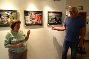 Na autorské výstavě sportovních fotografií Jiřího a Marie Durdíkových jsou obrázky z ragby