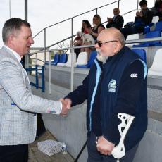Marek Fořt blahopřeje Václavovi Čermákovi k přijetí do Síně slávy českého ragby