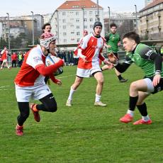 Adam Miřácký se na tomto obrázku rozebíhá k položení jedné ze tří pětek