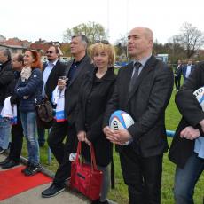 Ragbyové míče a dresy převzali ti, kteří se nejvíce o nové šatny zasloužili. Tady jsou někteří z nich ...
