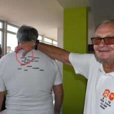 Na zádech památečných triček si můžete přečíst celou sestavu, která v roce 1968 hrála proti Francii. Václav Horáček ukazuje, že je tam jeho jméno